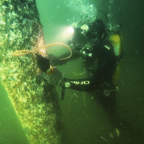 Medição de espessura e potencial eletroquímico de estacas submersas