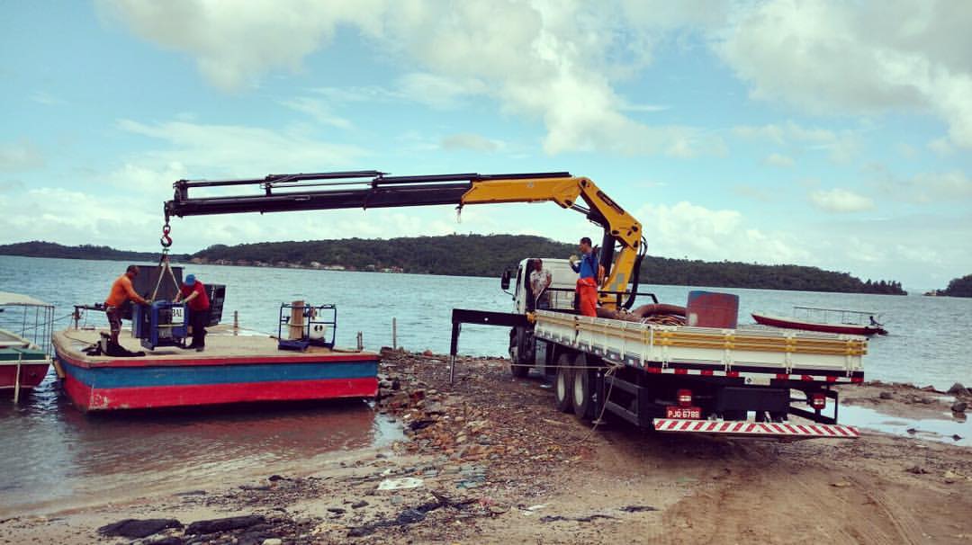 Mobilização de equipamentos com caminhão munck